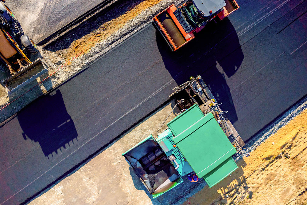 Baumaschinen erneuern die Straße