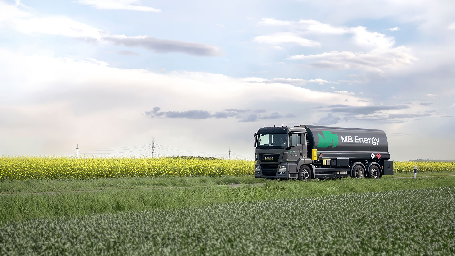 MB Energy Tankwagen liefert Heizöl für private Haushalte auf ländlicher Straße 