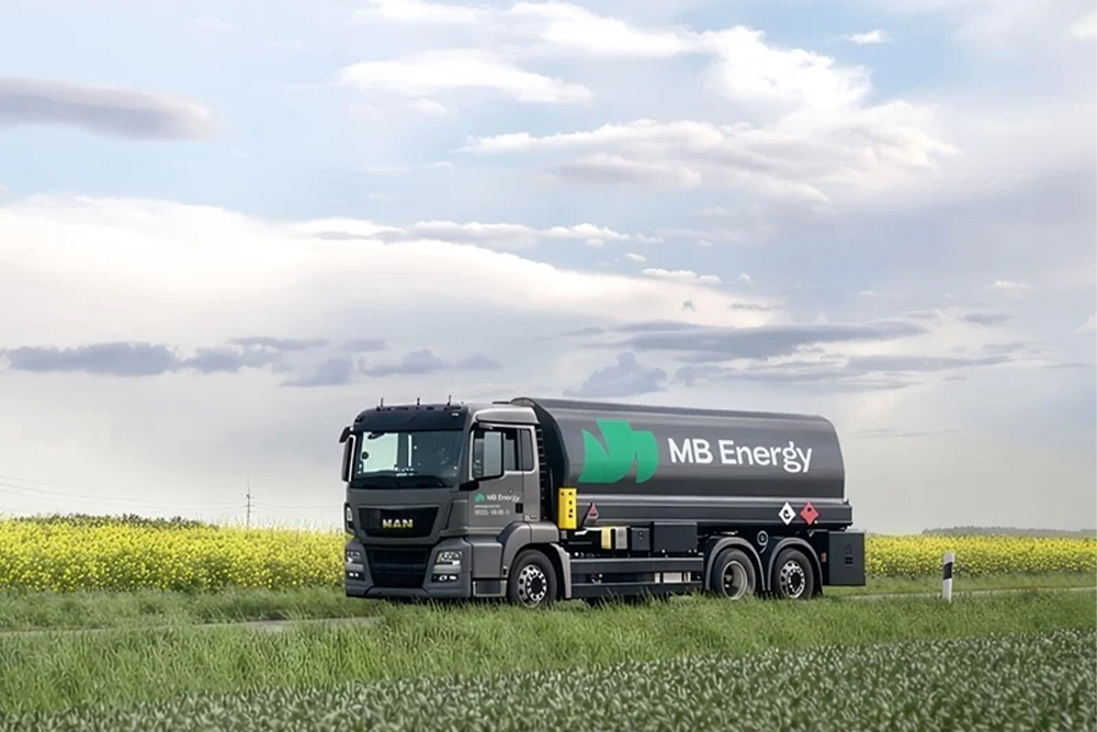 MB Energy Tankwagen liefert Heizöl oder Kraftstoff für landwirtschaftliche Betriebe