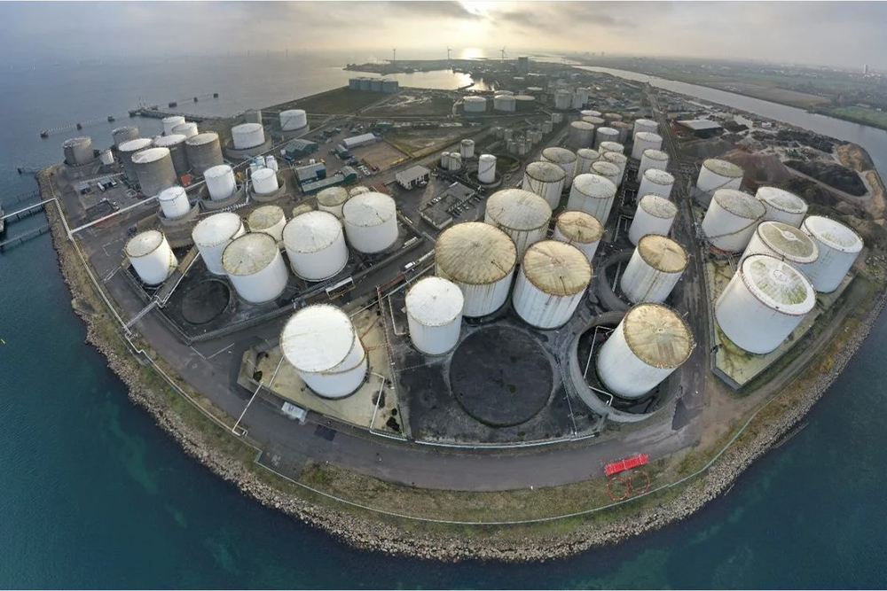 Terminalanlage für Wasserstoff, Ammoniak und synthetische Kraftstoffe als Symbolbild für New Energy und alternative Energieträger 