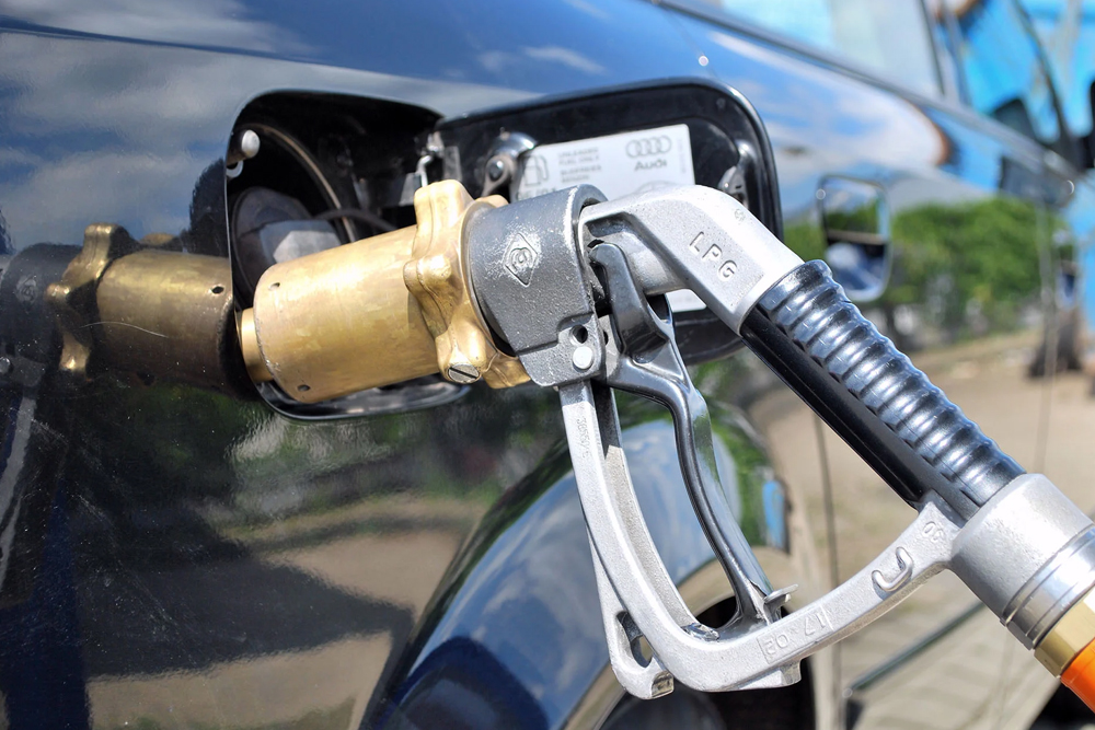 Mitarbeiterin im Tankstellenshop steht für den Verkauf von Zusatzprodukten wie AdBlue und Schmierstoffen