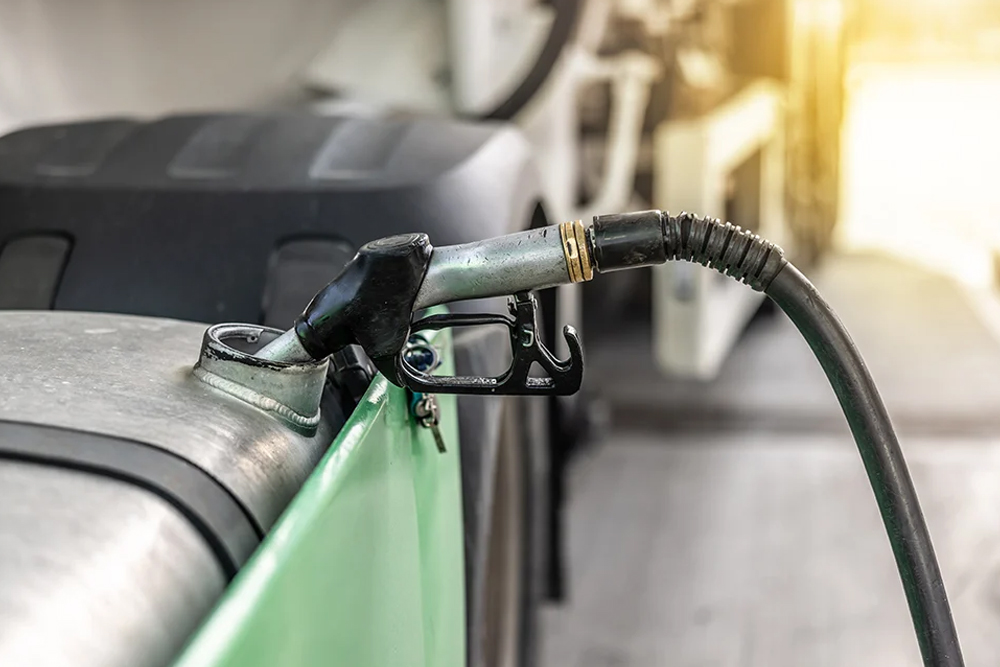 Diesel-Zapfpistole betankt Fahrzeug als Symbol für klassische Kraftstoffversorgung an Tankstellen