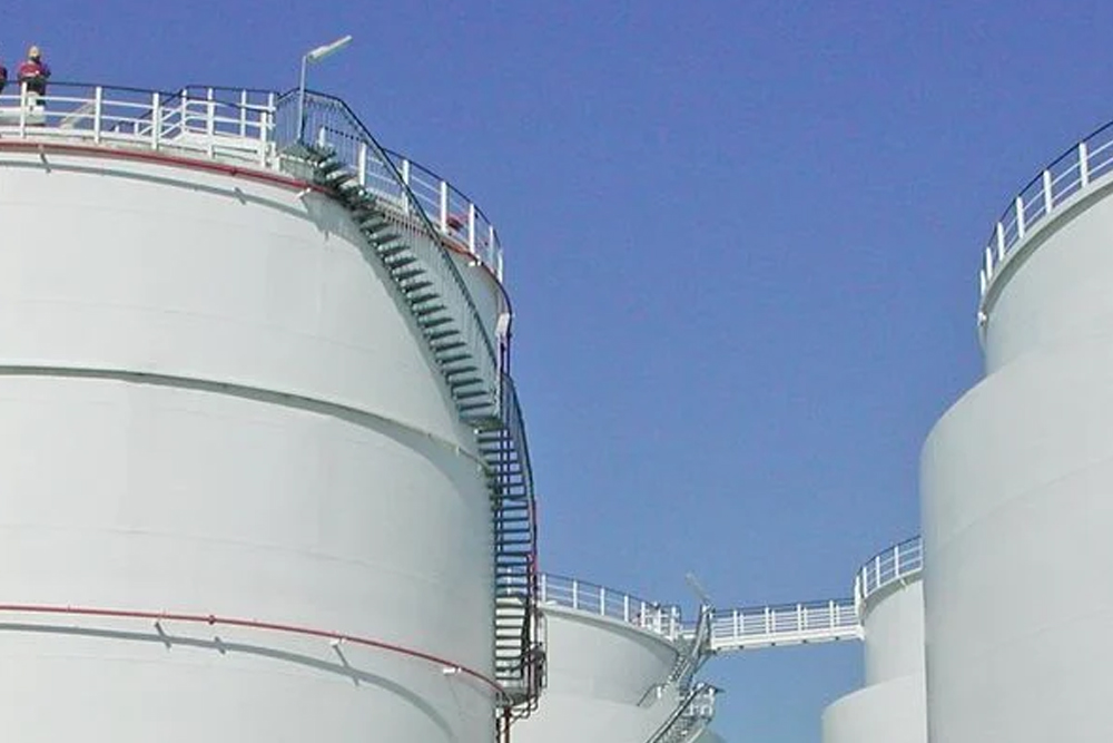 Große Heizöltanks im Tanklager für den Weitervertrieb durch Energiehändler und Tankstellenbetreiber