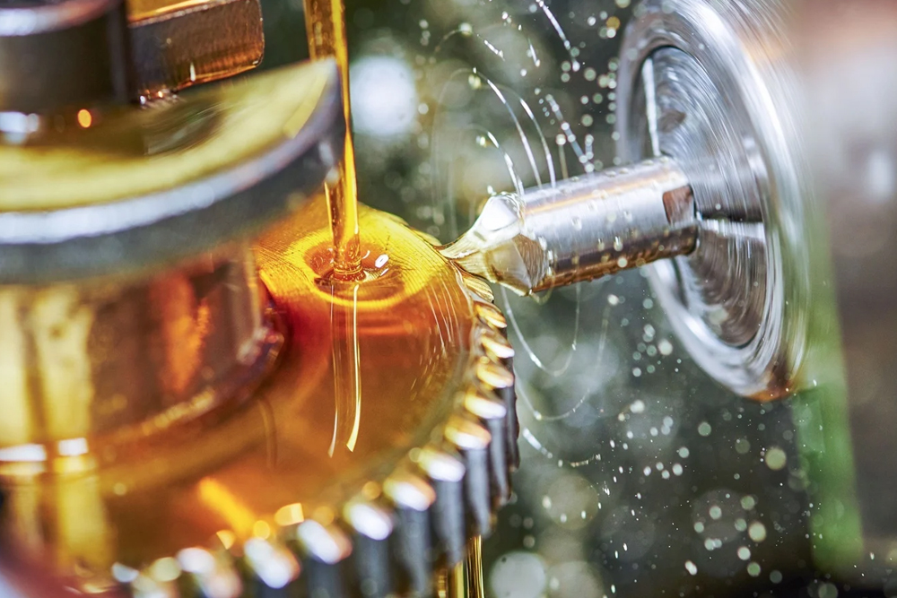 Schmierstoff im Einsatz an Maschinenbauteil zur Darstellung technischer Zusatzprodukte im Sortiment