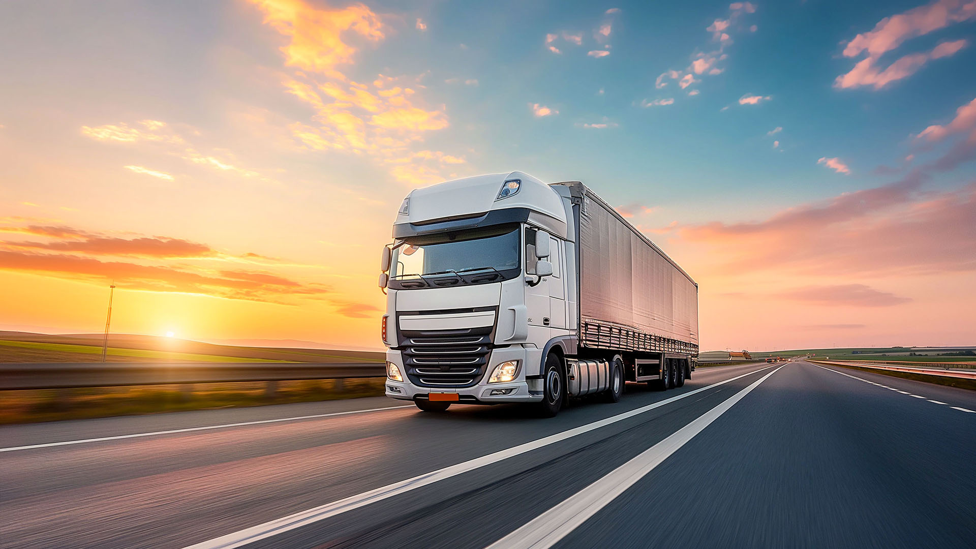 Lkw auf Autobahn nutzt HVO100 als klimafreundlichen Dieselersatz im Fernverkehr zur deutlichen CO2-Reduktion im Logistikbetrieb