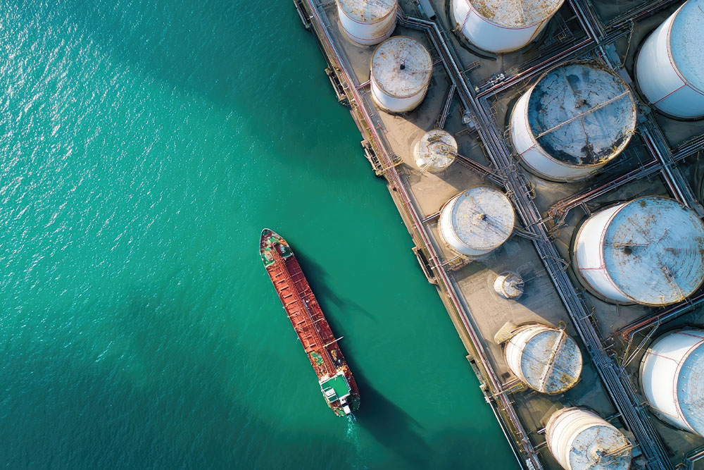 Schiff im Wasser vor Tanks