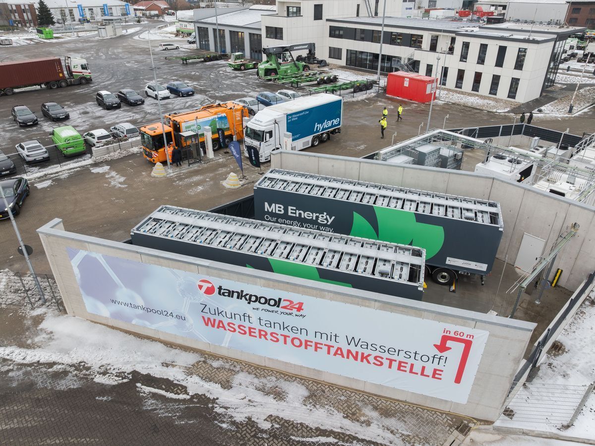 Hydrogen Refuelling Station for trucks in Lübeck with truck